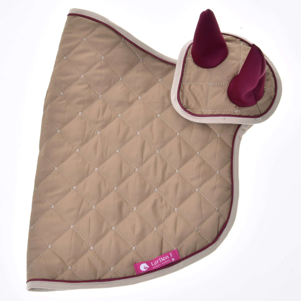 Couverture et bonnet d’oreilles beiges de l’ensemble Roma pour Hobby Horse à plat, passepoil bordeaux et étiquette LarDen rose