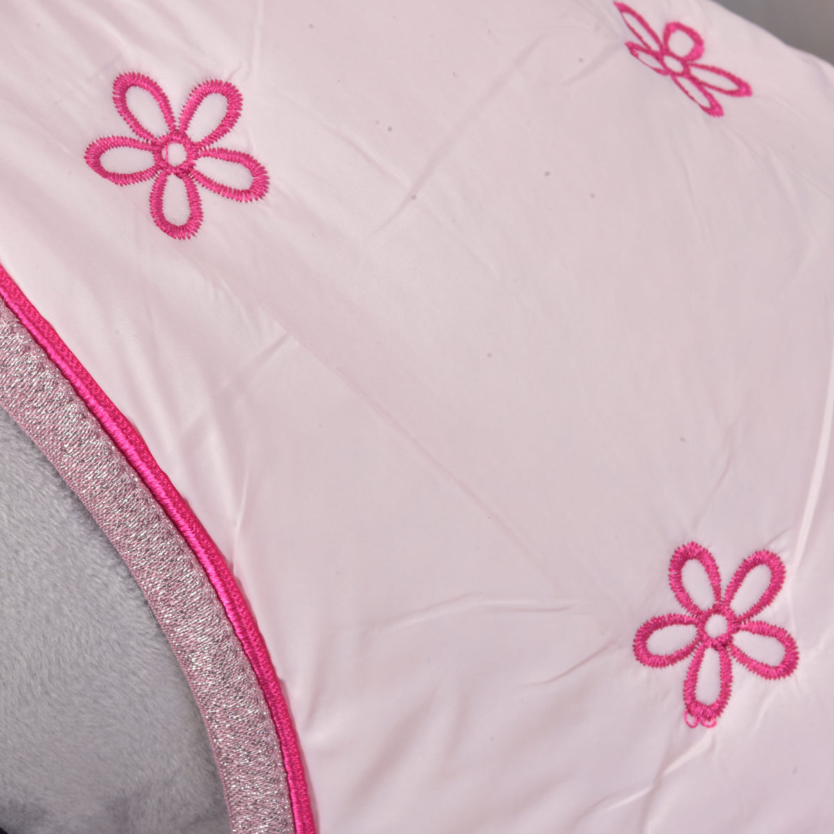 Detail van de geborduurde roze bloemen, roze bies en glitterrand op de lichtroze staldeken Rosy voor Hobby Horse