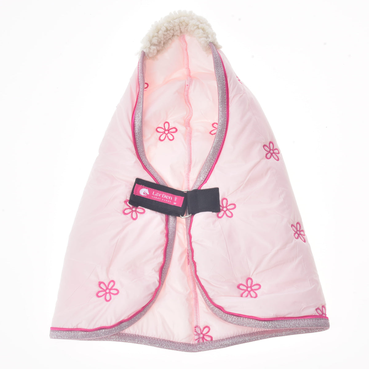 Staldeken Rosy voor Hobby Horse open van voren, met borstsluiting, roze label van LarDen en lichtroze voering