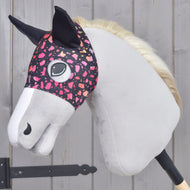 Paardenmasker Roxy van LarDen op een lichtgrijze Hobby Horse, zwart met roze, koraalrode en perzikkleurige terrazzospikkels en zwarte oren