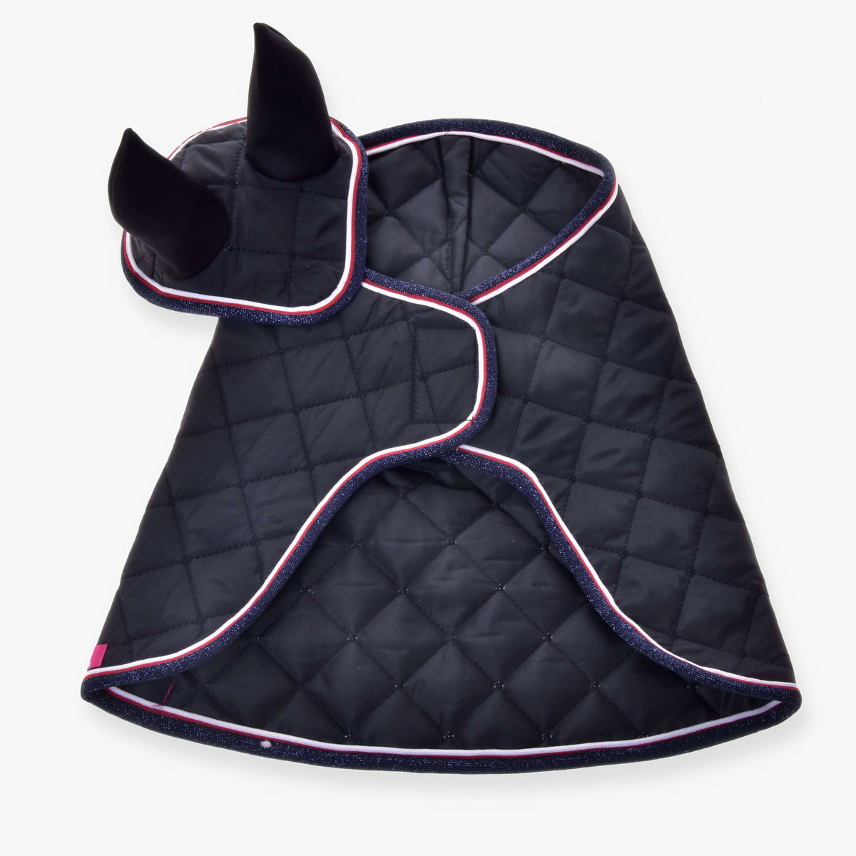 Ensemble Royal pour Hobby Horse par LarDen : couverture et bonnet d’oreilles noirs matelassés en losanges, bordure marine, rouge et blanche