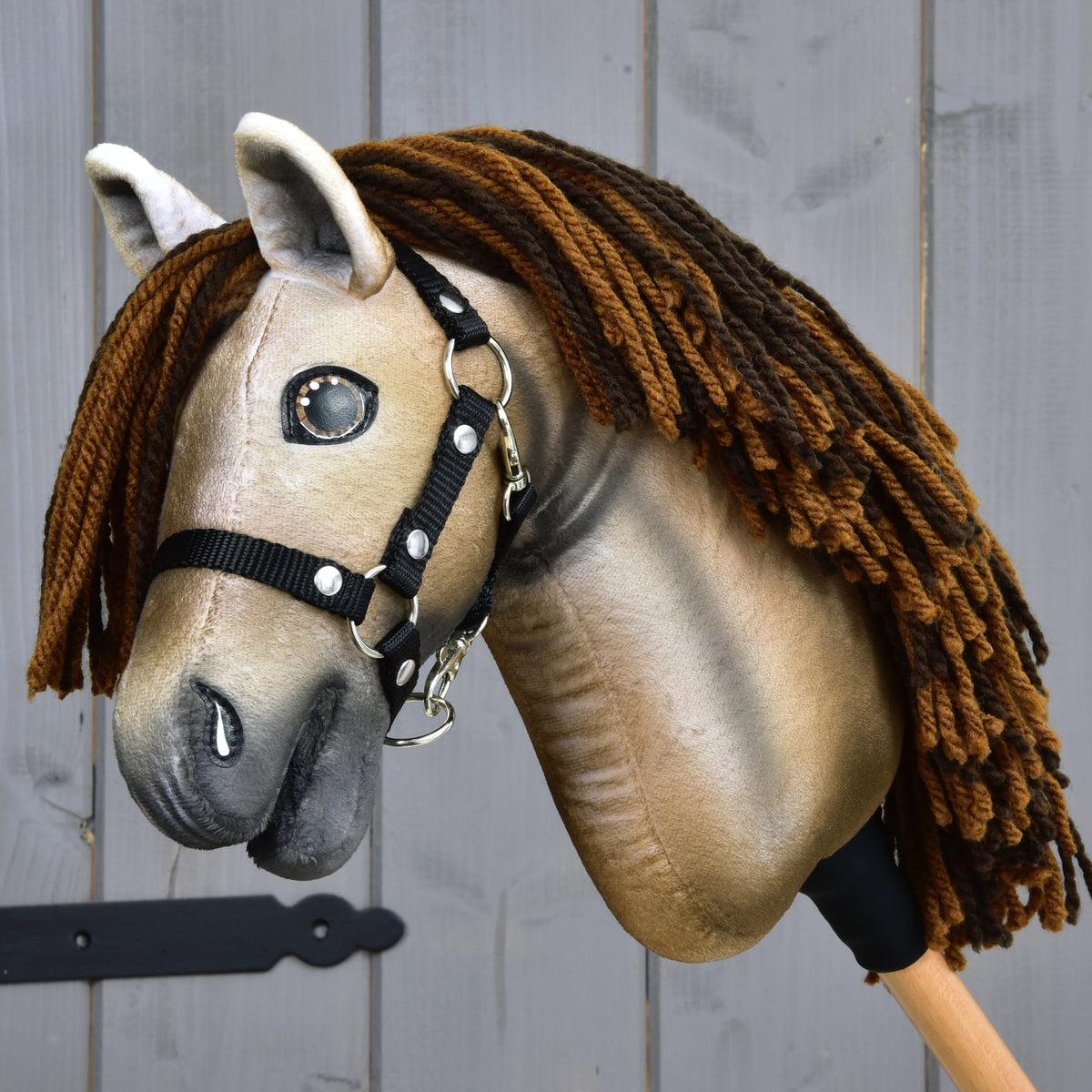 Hobby Horse Ruby de LarDen, cheval en peluche beige au museau gris, avec crinière en fil de deux tons de marron et licol noir