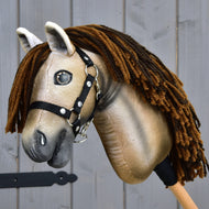 Hobby Horse Ruby van LarDen, een beige pluchen paard met grijze neus, manen van garen in twee tinten bruin en zwart halster