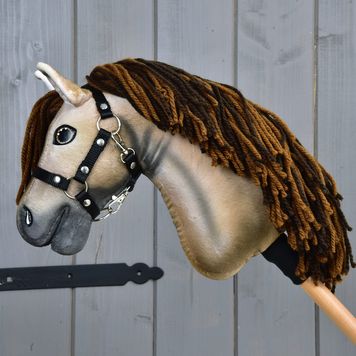 Hobby Horse Ruby de profil gauche, avec épaisse crinière en fil rouille et marron foncé, encolure beige ombrée et licol noir