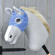 Paardenmasker zonder oren See van LarDen met blauw-witte streepjesprint over de ogen van een lichtgrijze Hobby Horse
