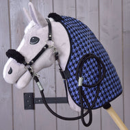 Grijze pluche Hobby Horse met de pied-de-poule deken, het zwarte halster met bont en het zwarte halstertouw van Set Harmony Blue
