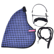 Set Harmony Blue voor Hobby Horse van LarDen: deken met blauw-zwart pied-de-poule, zwart halstertouw en zwart halster met bont