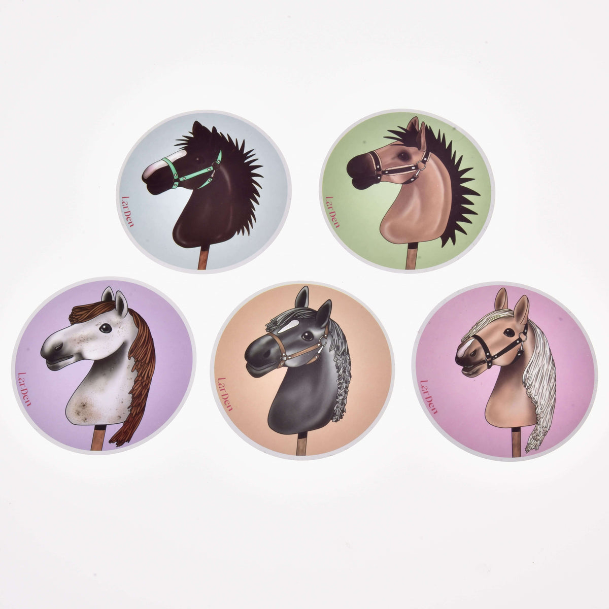 Cinq autocollants Hobby Horse sur deux rangées : têtes brun foncé, isabelle, blanche, noire et palomino sur des cercles pastel