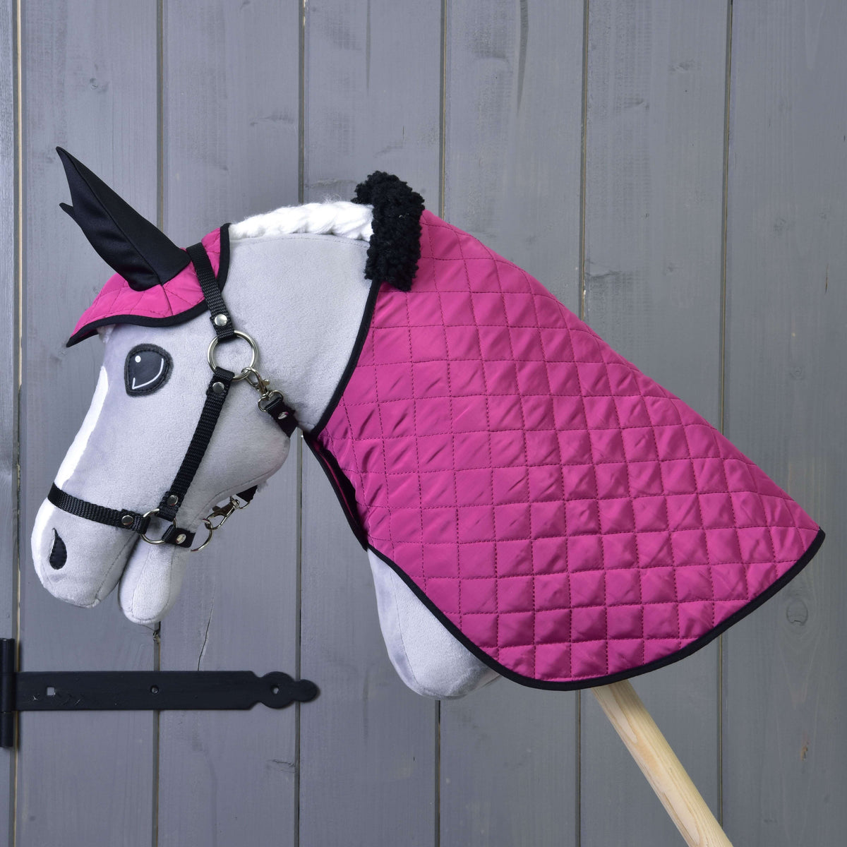 Grijze Hobby Horse met zwart halster in de Set Thermo Pink: gewatteerde deken met zwarte bontkraag en oornetje