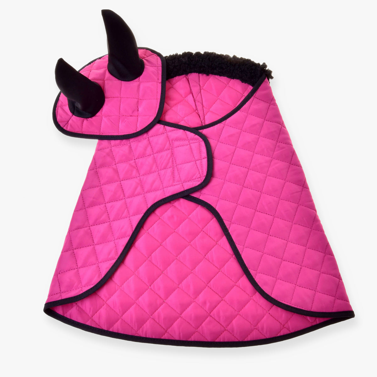Hobby Horse Set Thermo Pink van LarDen: gewatteerde felroze deken met zwarte bontkraag en oornetje met zwarte oren
