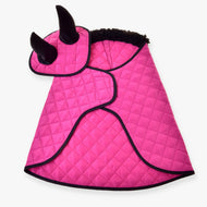 Hobby Horse Set Thermo Pink van LarDen: gewatteerde felroze deken met zwarte bontkraag en oornetje met zwarte oren