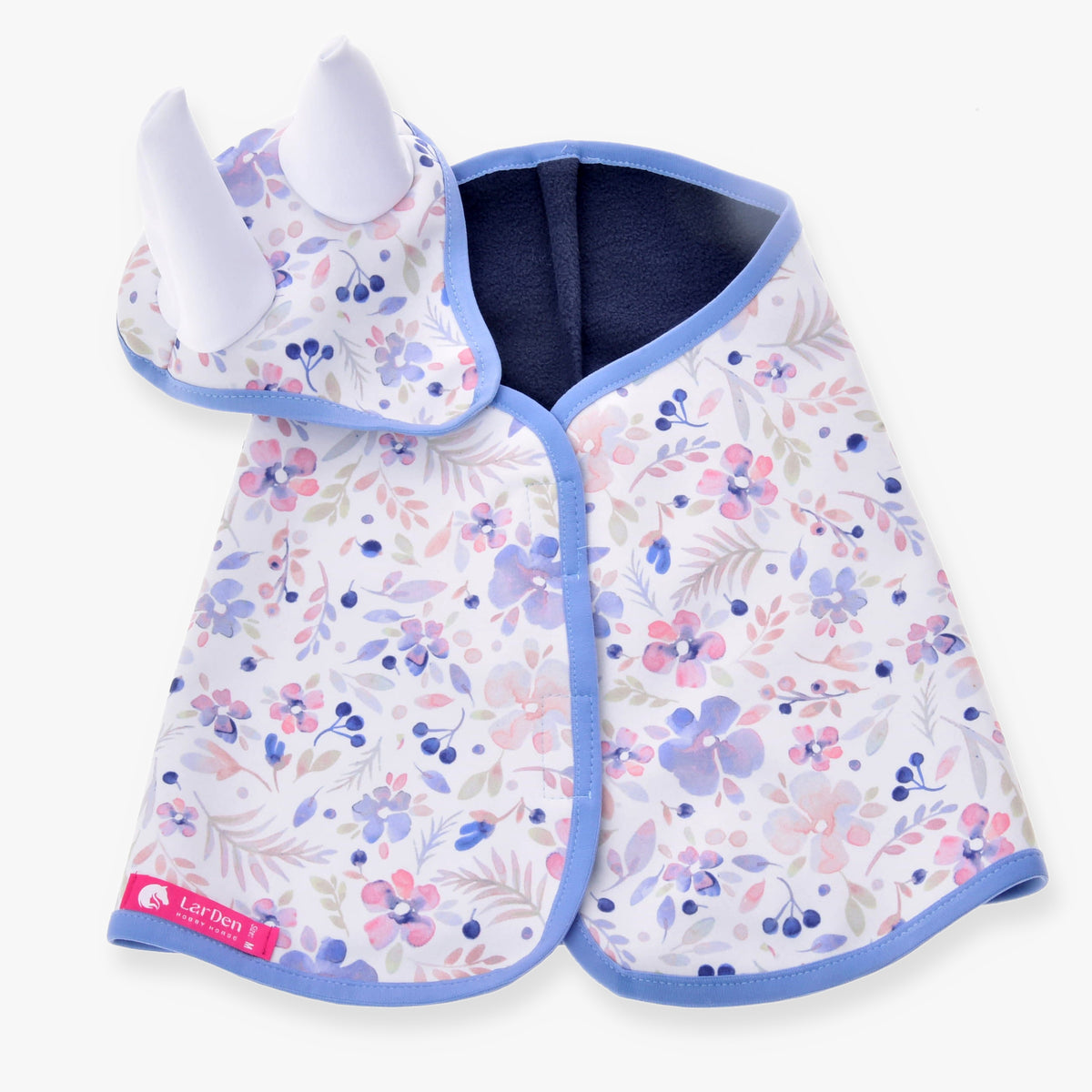 Hobby Horse Set Vanessa van LarDen: witte deken met aquarelbloemen, blauwe rand, marineblauwe fleecevoering en oornetje