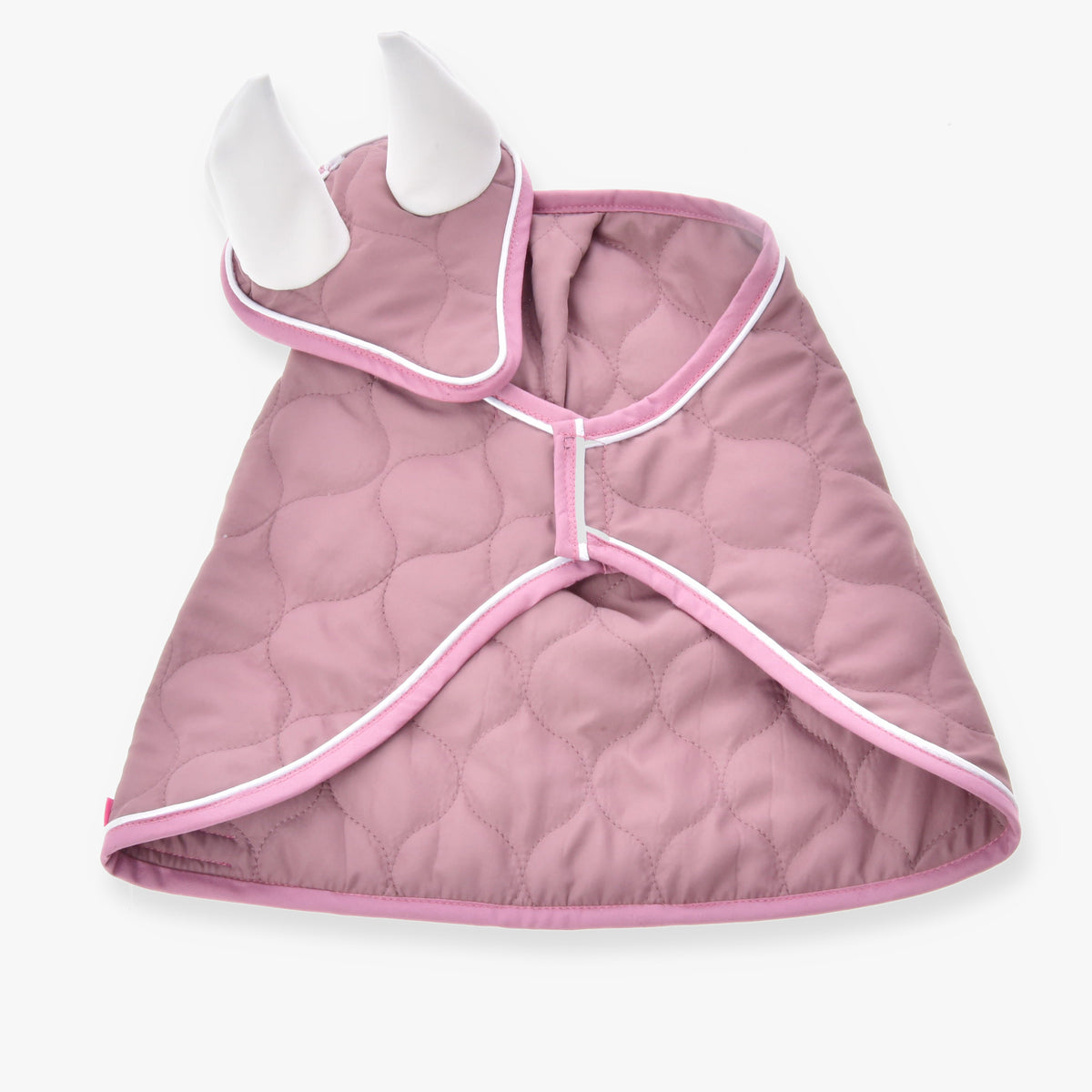 Hobby Horse Set Dusty Rose van LarDen: gewatteerde oudroze deken en oornetje met witte oren en witte bies