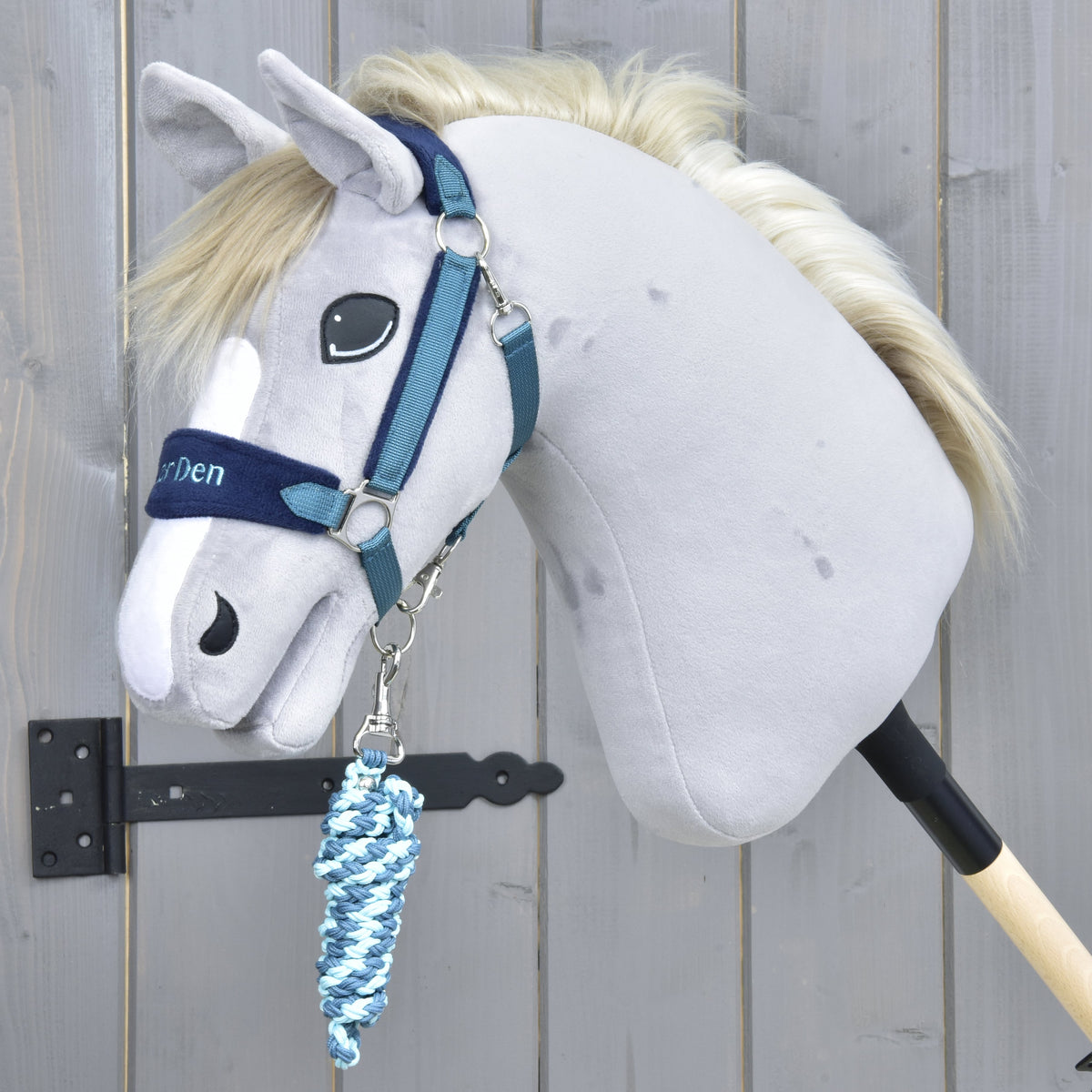 Licol Exclusive Blue sur un Hobby Horse gris à crinière claire, la longe bleu clair et foncé enroulée sous le menton