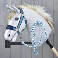 Grijze Hobby Horse met de halster Exclusive Blue met geborduurde donkerblauwe neusriem, het blauwe gevlochten halstertouw over de hals
