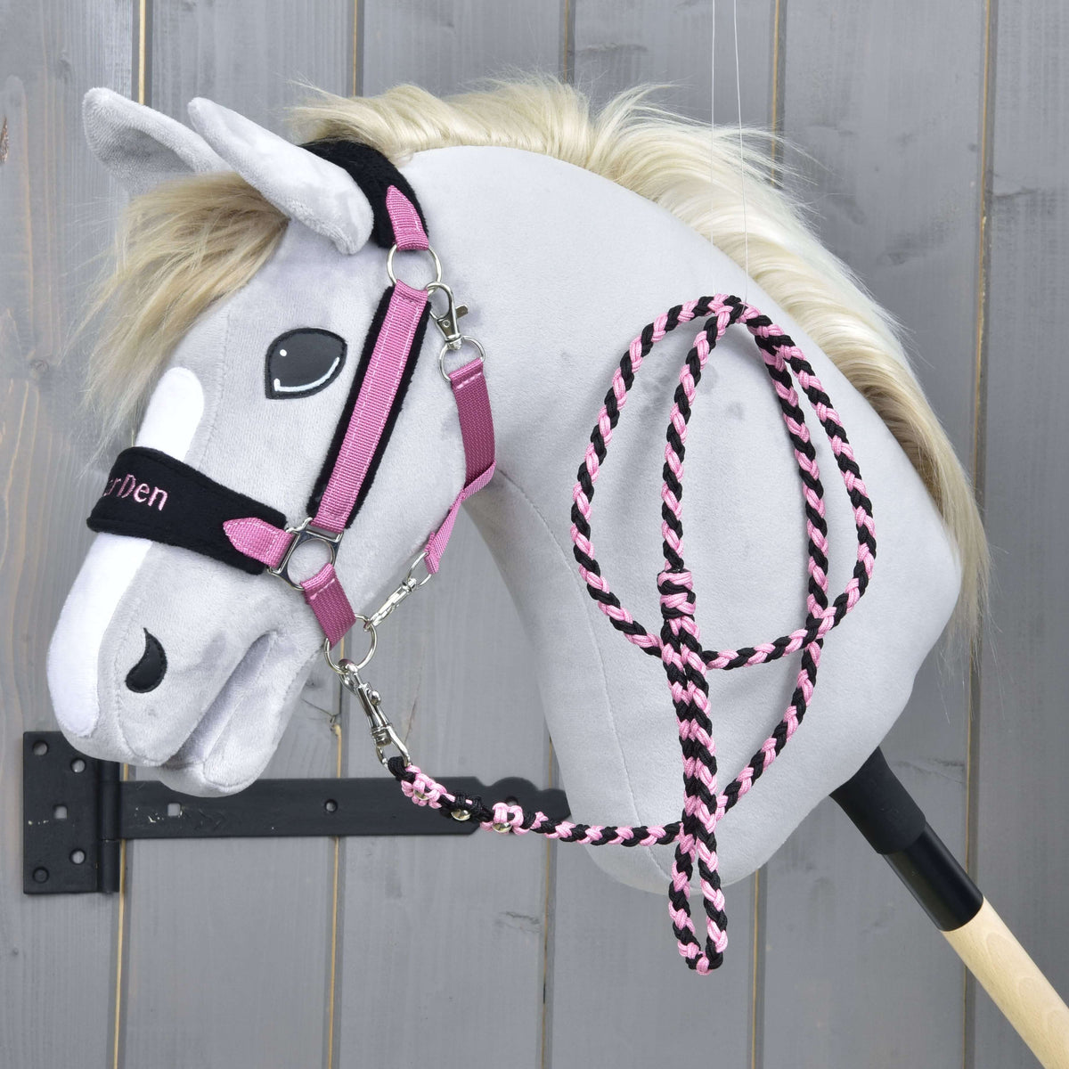Grijze Hobby Horse met de halster Exclusive Pink met geborduurde zwarte neusriem, het roze-zwarte halstertouw over de hals