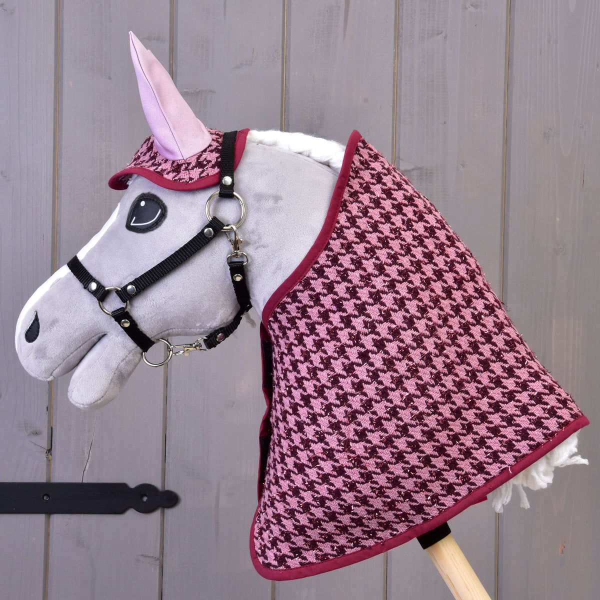 Grijze Hobby Horse met zwart halster in de complete Set feestelijk Bordeaux, deken en oornetje met pied-de-poule