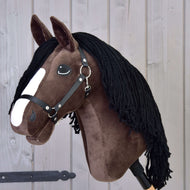 Hobby Horse Sisi avec licol noir de LarDen, tête en peluche brun foncé avec liste blanche et longue crinière noire en fil