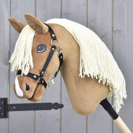 Hobby Horse Smart met zwarte halster van LarDen, lichtbruin pluche hoofd met crèmekleurige manen van garen en witte streep op de neus