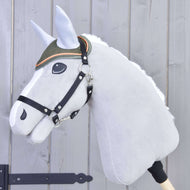 Hobby Horse gris avec licol noir portant le bonnet d’oreilles matelassé vert olive aux oreilles gris clair
