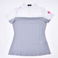 Wit en lichtgrijs Hobby Horse T-shirt plat neergelegd, roze LarDen-letters op de borst en roze paardenlogo op de mouw