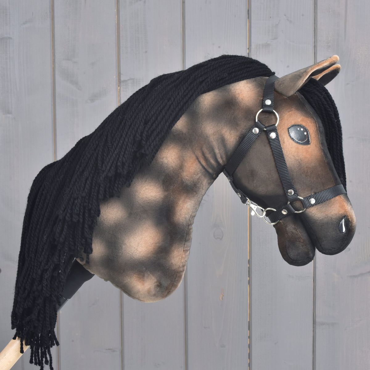 Hobby Horse Stormy avec licol noir vu de droite, la crinière en fil noir retombant le long de l’encolure