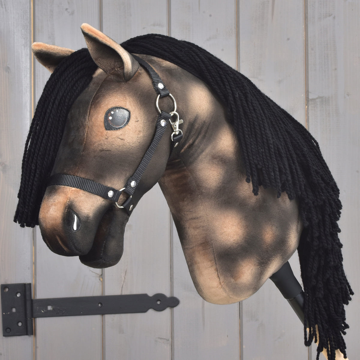 Hobby Horse Stormy avec licol noir de LarDen, tête en peluche brun foncé pommelée et longue crinière en fil noir