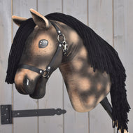Hobby Horse Stormy met zwart halster van LarDen, donkerbruin geappeld pluche hoofd met lange zwarte manen van garen