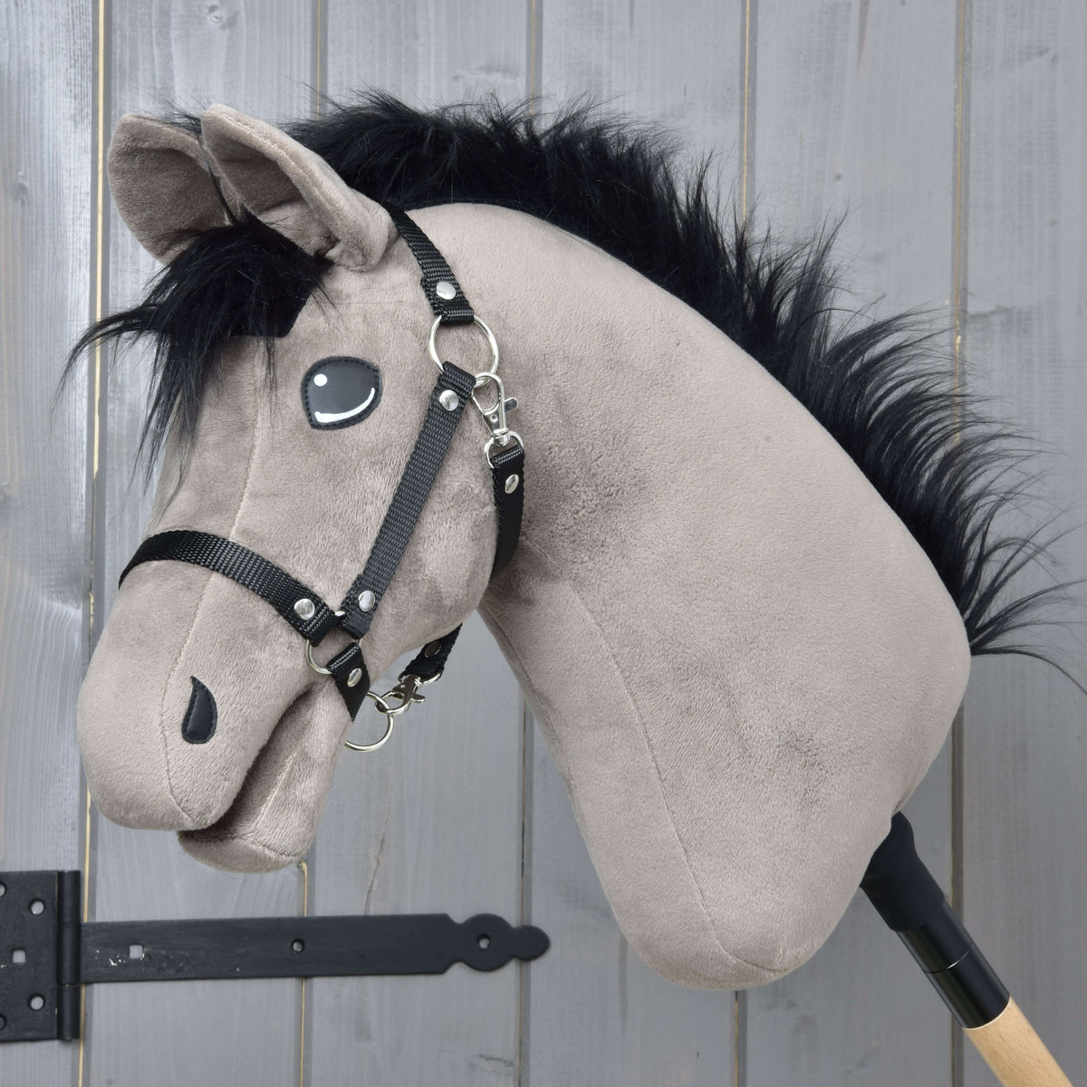Hobby Horse Thor met zwarte halster van LarDen, grijsbruin pluche hoofd met pluizige zwarte manen en voorlok