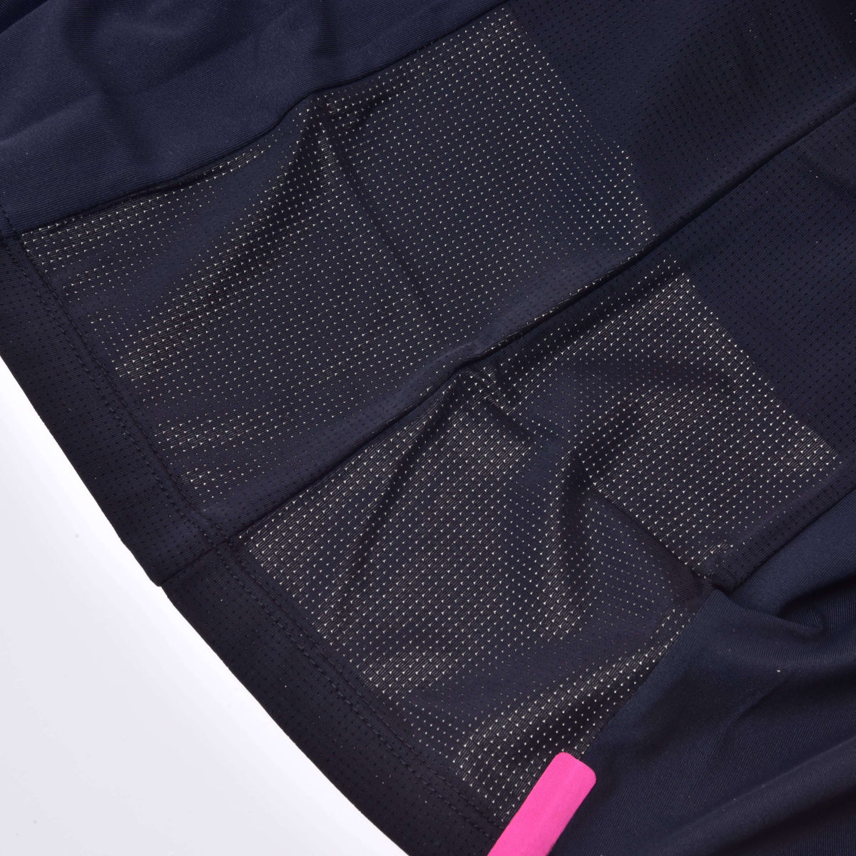 Gros plan des empiècements latéraux en maille noire et d’une patte rose à l’ourlet du T-shirt Active Hobby Horse