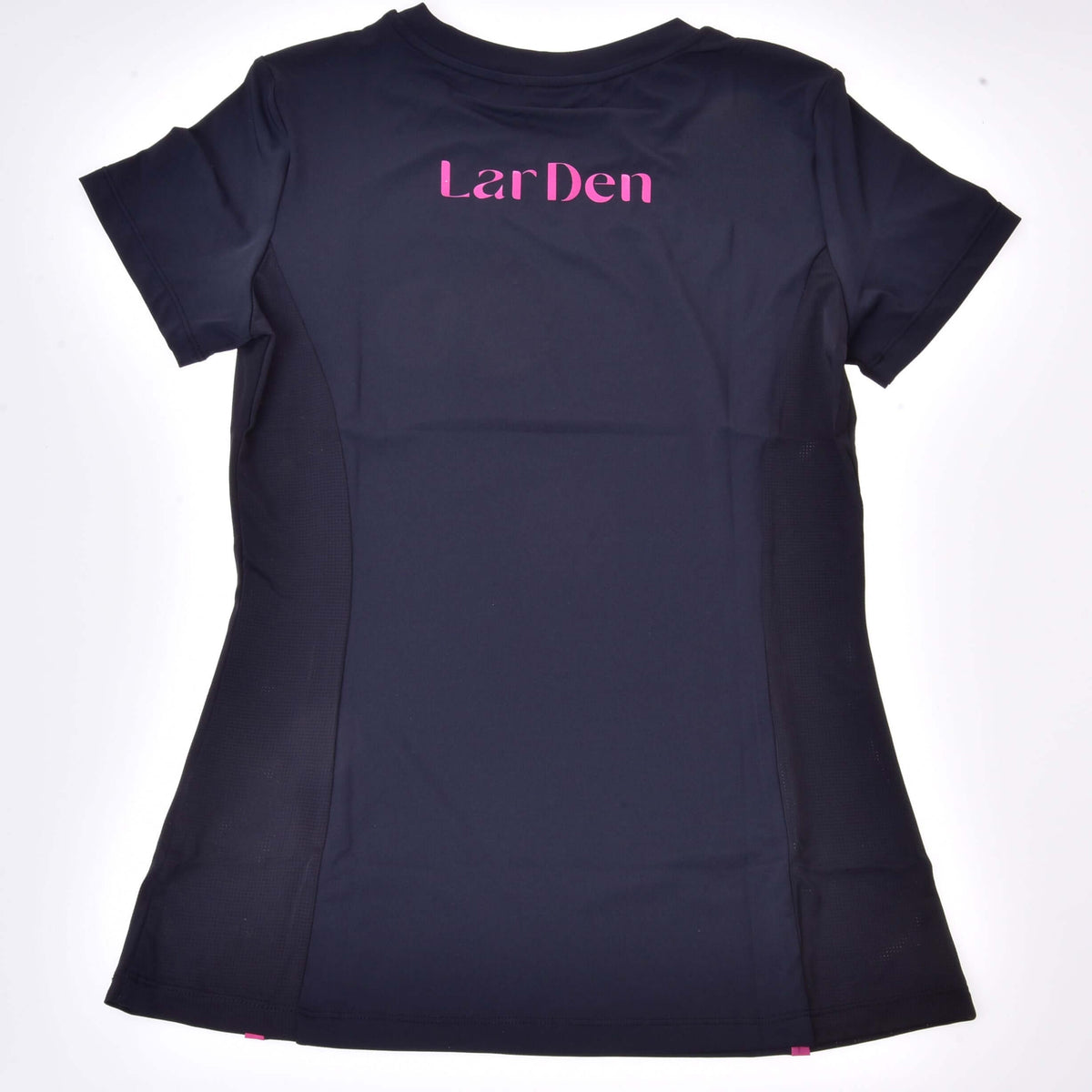 Dos du T-shirt Active Hobby Horse noir posé à plat, inscription rose LarDen sous le col rond