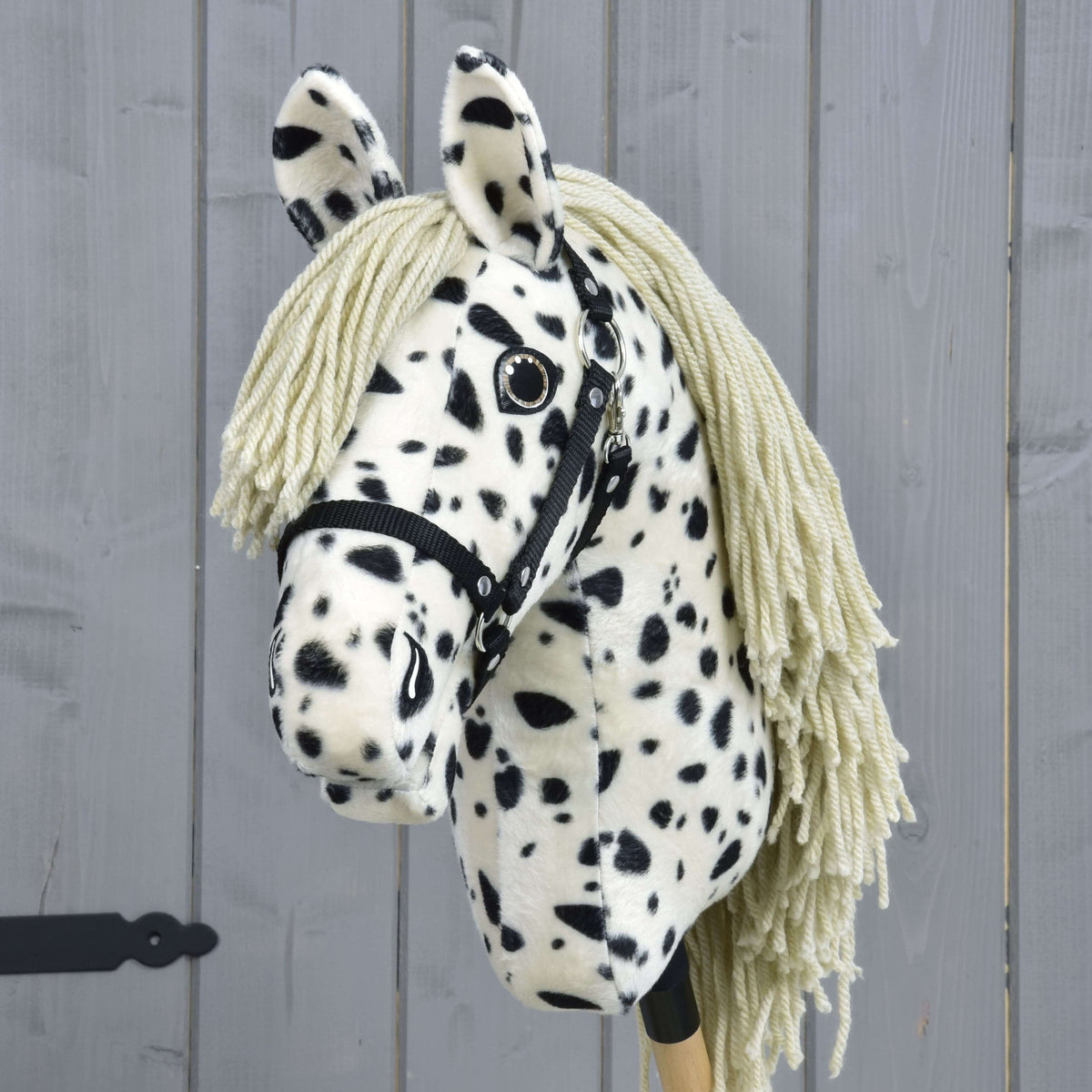 Vue de face du Hobby Horse Lord Valentine avec oreilles tachetées, toupet couleur sable en fil et yeux cerclés d’argent