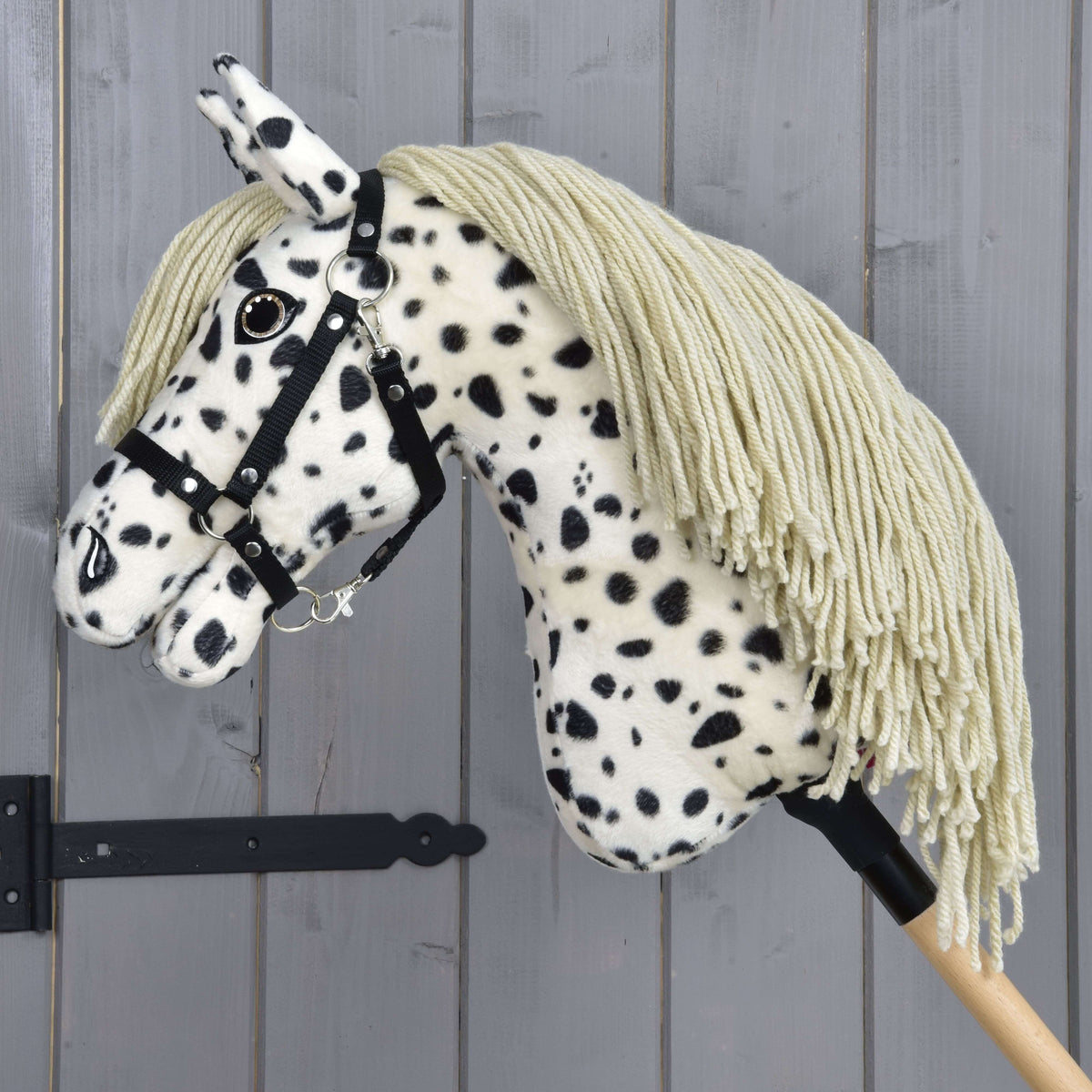 Hobby Horse Lord Valentine de profil gauche, sa longue crinière couleur sable en fil tombant sur l’encolure tachetée