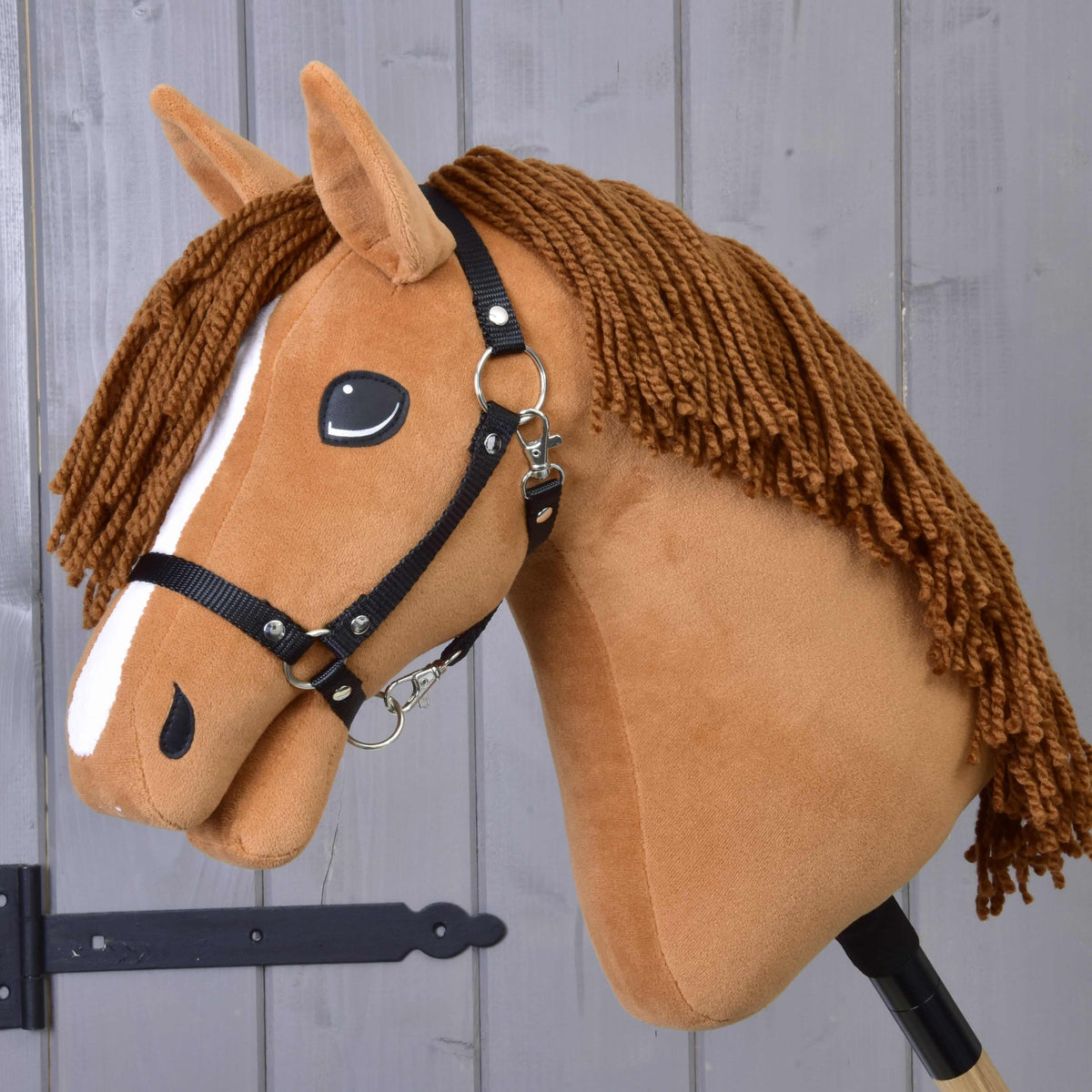 Hobby Horse Wendy avec licol noir par LarDen, tête alezane en peluche avec liste blanche et crinière en fil marron