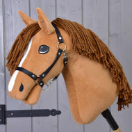 Hobby Horse Wendy met zwart halster van LarDen, voskleurig pluche hoofd met witte bles en bruine manen van garen