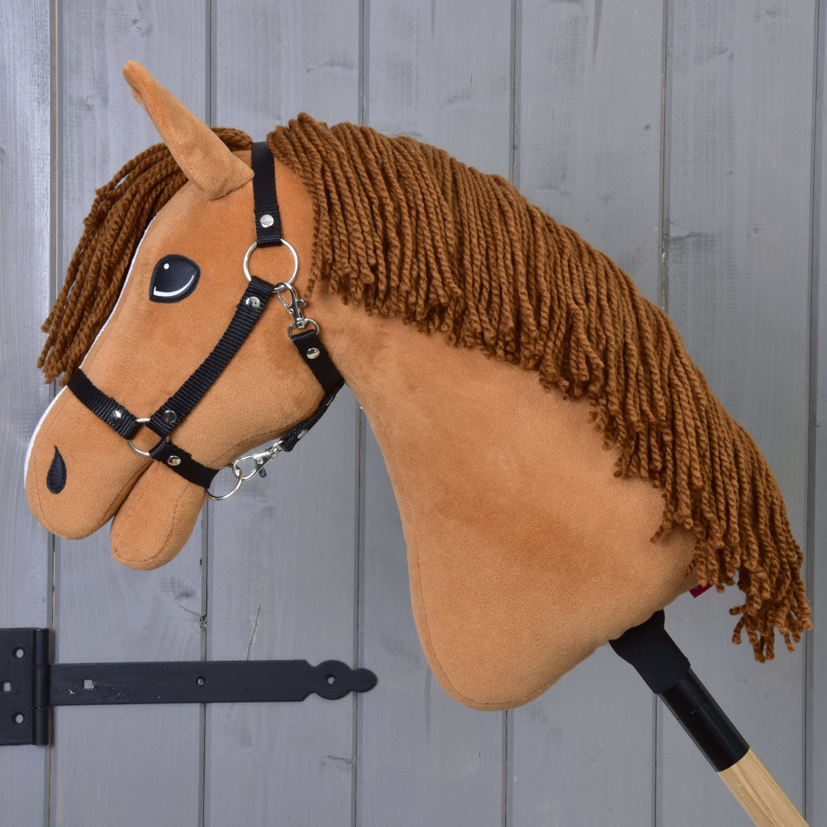 Hobby Horse Wendy de profil, longue crinière en fil marron, licol noir et peluche alezane