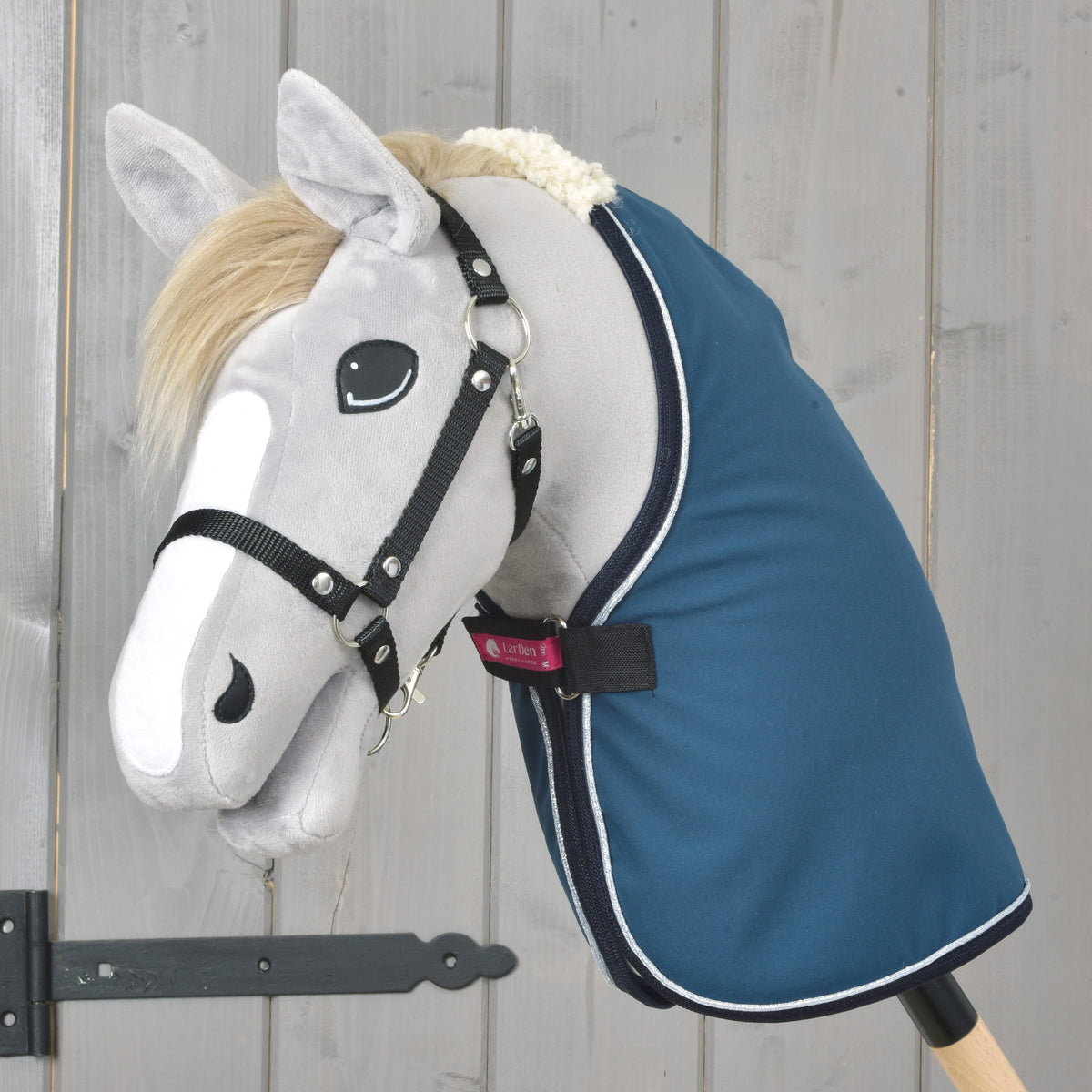 Hobby Horse gris à crinière blonde et licol noir portant la couverture d'écurie Winter Sky bleu pétrole à passepoil argent