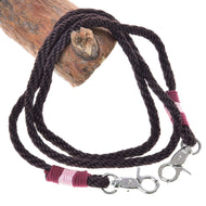 Rênes York de LarDen pour Hobby Horse, rênes en corde marron foncé aux extrémités gainées de rose et bordeaux, avec mousquetons