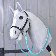 Lichtgrijze Hobby Horse met zwart halster en turquoise Teugels Atlantis om de hals
