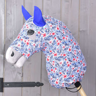 Combinaison de protection Hobby Horse Avatar (Lycra) de LarDen sur une tête grise, blanche à palmes bleues, fleurs rouges, oreilles bleues