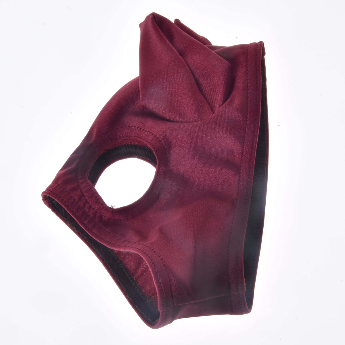 Paardenmasker Barn Red voor Hobby Horse gevouwen op wit, met een puntig oorkapje en een ronde oogopening