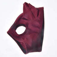 Paardenmasker Barn Red voor Hobby Horse gevouwen op wit, met een puntig oorkapje en een ronde oogopening