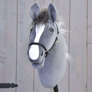 Vue de face du Hobby Horse Beauty avec liste blanche, toupet gris foncé en fourrure et licol noir
