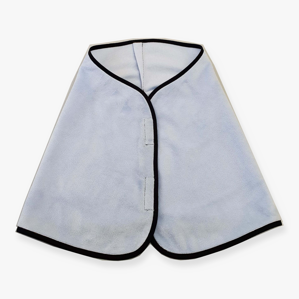 Hobby Horse deken Aqua van LarDen van lichtblauw pluche met zwarte bies en twee klittenbandlipjes, plat neergelegd