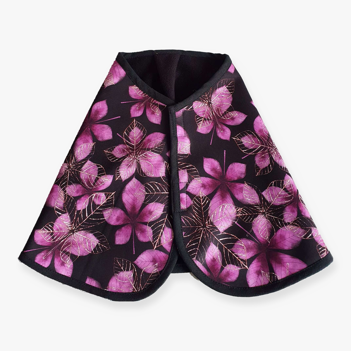 Couverture marron lilas pour Hobby Horse de LarDen en softshell noir à feuilles de marronnier violettes et roses, à plat