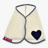 Deken cube blauw voor Hobby Horse van LarDen, crème krullend fleece met marineblauw hart en marineblauw geruite bies
