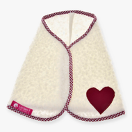 Deken cube rood voor Hobby Horse van LarDen, crème krullend fleece met bordeauxrood hart en rood-wit geruite bies