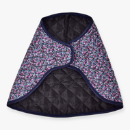 Couverture Flower de LarDen pour Hobby Horse dépliée, doublure matelassée noire dedans et petites fleurs roses et bleues dehors