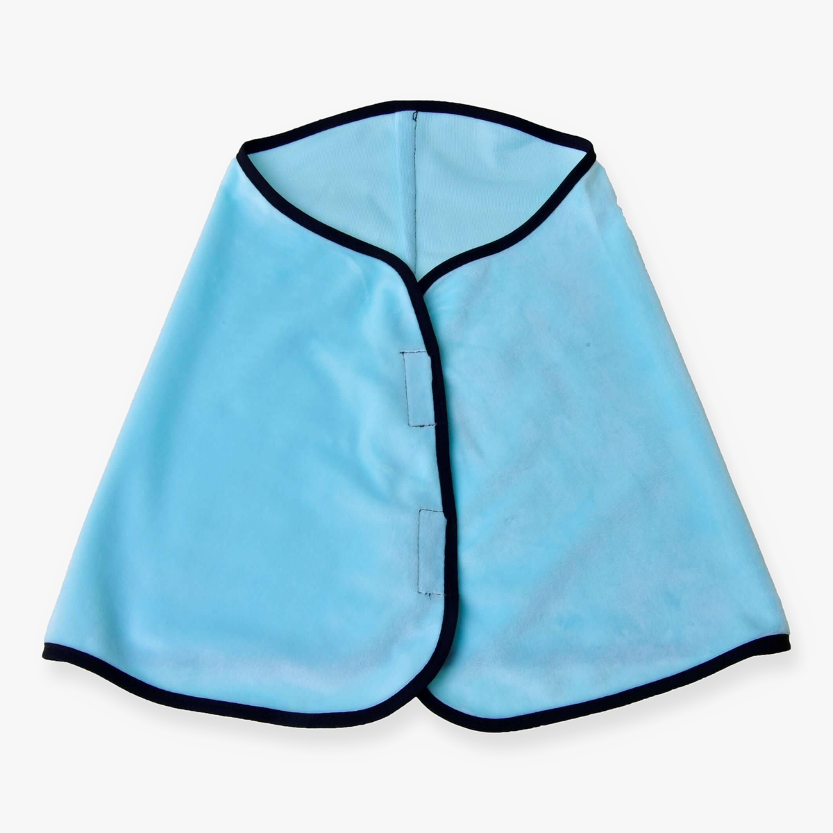 Couverture Ice Blue pour Hobby Horse de LarDen en peluche bleu ciel clair, bordure noire et deux pattes auto-agrippantes, à plat