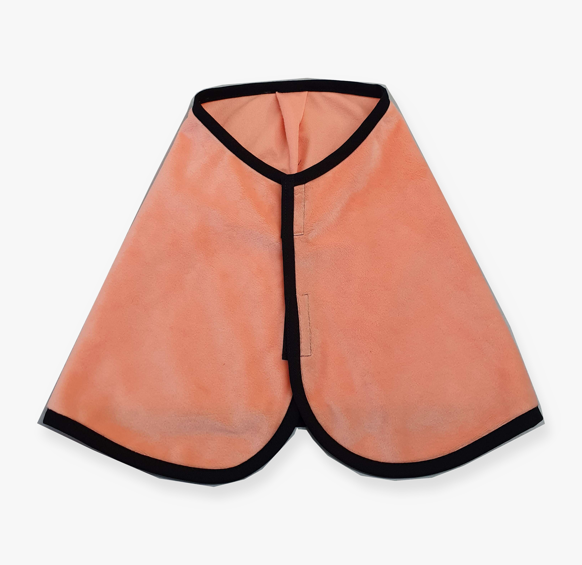 Hobby Horse deken Peach van LarDen van zacht perzikkleurig pluche met zwarte bies en klittenbandsluiting voor, plat neergelegd